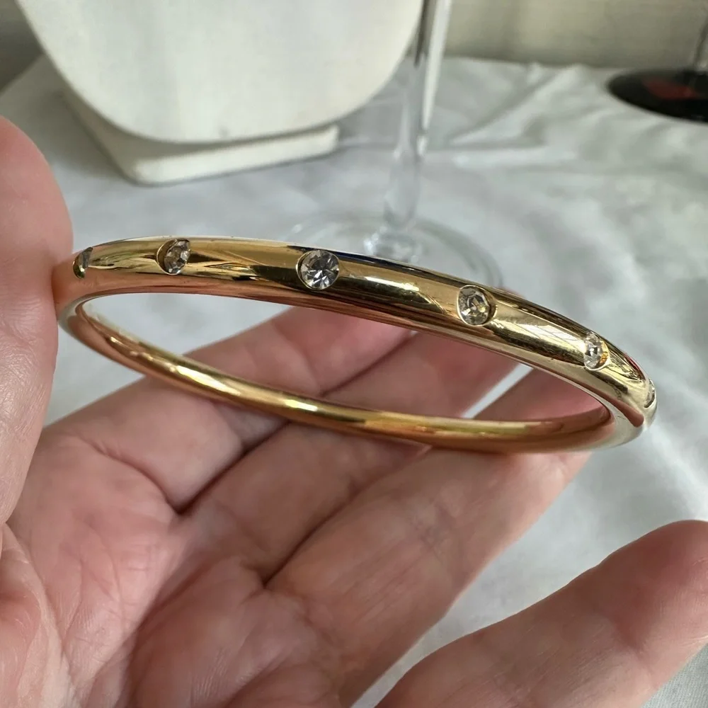 Goldtone bangle with inset etoile Austrian crystal